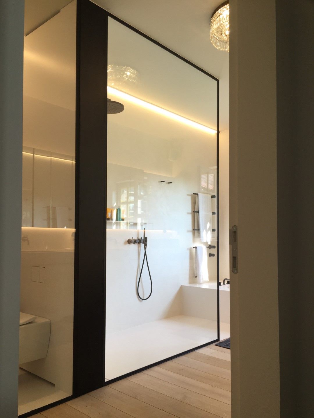 Stalen douche wand moderne badkamer inrichting met veiligheidsglas 