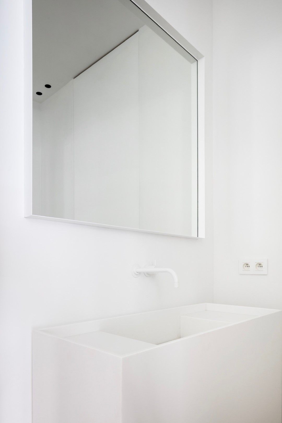Stalen spiegel ge poedercoat wit staal strakke badkamer inrichting