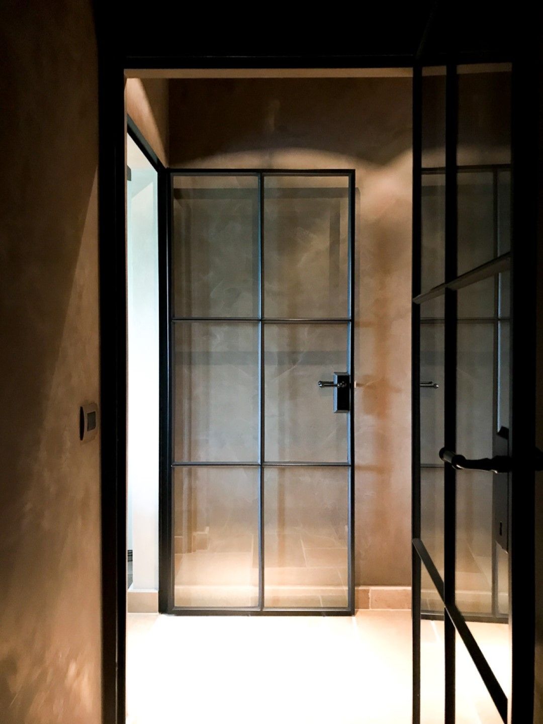 Smeedijzeren binnendeur met glas en zes onderverdelingen deze binnendeur is op maat gemaakt
